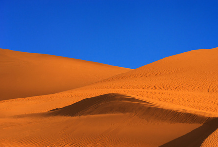 沙丘 sand dune的名词复数  砂丘