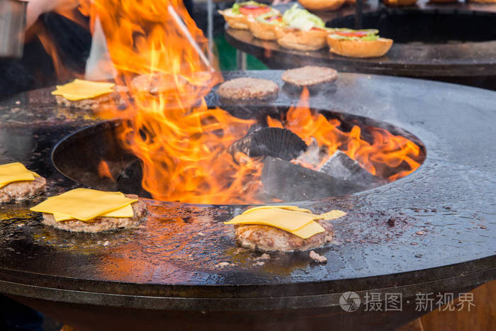 肉排被烤着火与奶酪和香料