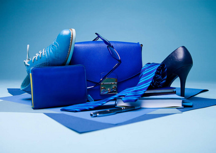 蓝蓝的颜色时尚风格静物设置图片