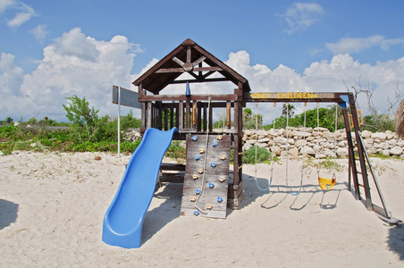 在海滩的儿童游乐区捕捉照片