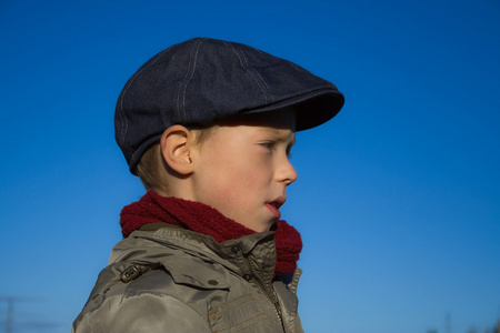 向右看的男孩照片
