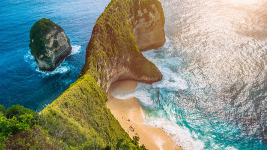 曼塔湾或热带烈日，印度尼西亚巴厘岛下 Nusa Penida 岛上的 Kelingking 海滩