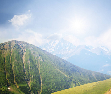 灿烂的夏日山风景