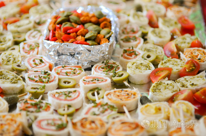 (西班牙餐馆的)餐前小吃