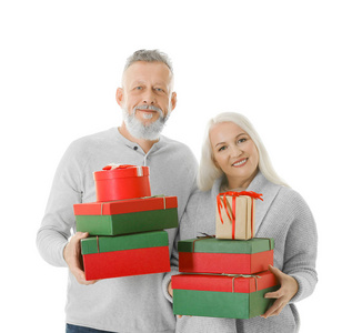 幸福的高级夫妇在白色背景上举行圣诞礼物