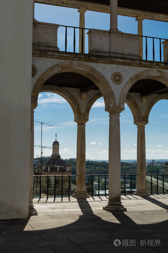 拱廊走廊和列在科英布拉的宫殿建筑