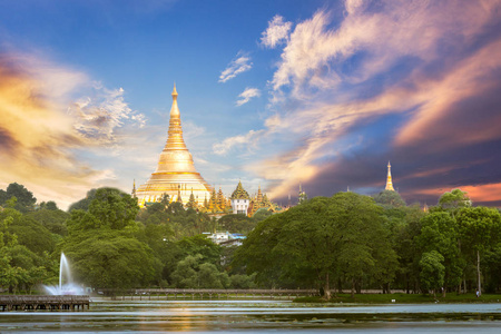 仰光，缅甸的仰光大金寺视图与日落时间