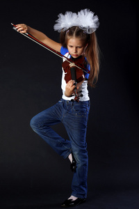 小提琴女孩图片
