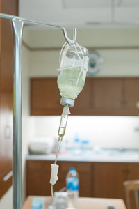 男病人躺在医院病床为生病的男病人躺在医院的盐水照片