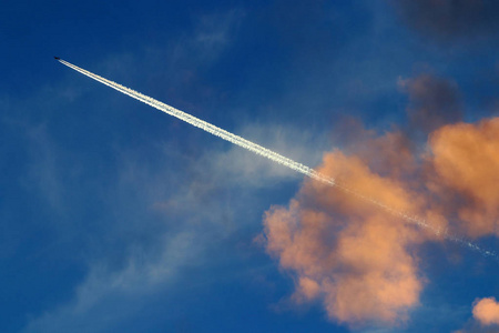 日落时天空中一架飞机