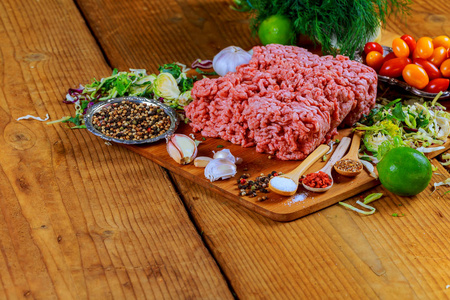 原地面肉汉堡牛排牛肉片调味，西红柿