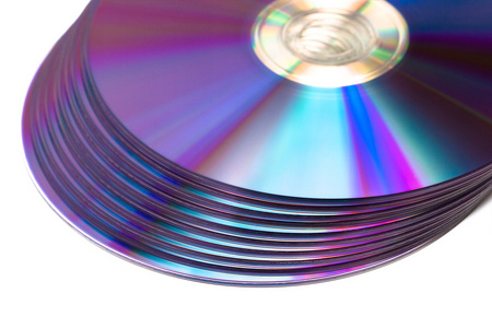 在白色背景上分离的CD或DVDROM的堆栈