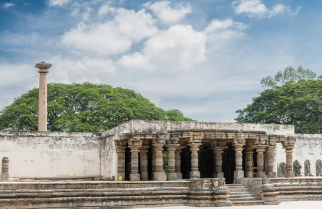 维灯杆和入口对 Chennakesava 寺，Somanathpu