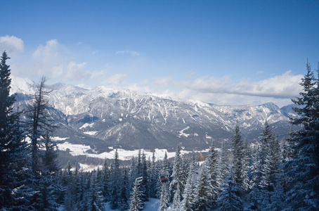 雪下的山脉。 滑雪胜地schladming。 奥地利