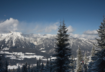 雪下的山脉。 滑雪胜地schladming。 奥地利