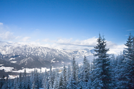 雪下的山脉。 滑雪胜地schladming。 奥地利