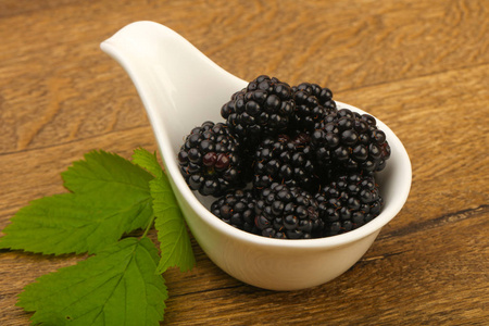 熟透的黑莓，放在碗里