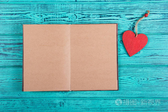 与空白页和木制书签中的一颗心窗体打开的书.
