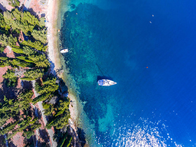豪华游艇停靠在悬崖上，在科孚岛附近拉岛 Gr