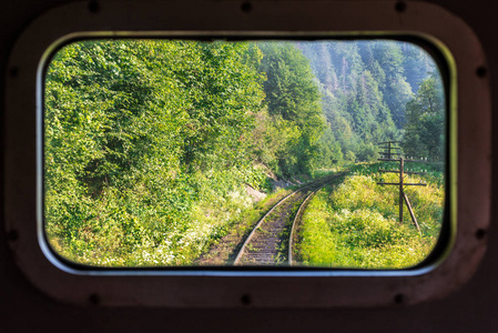 铁路视图跟踪火车窗外。水平框架