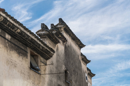 蓝色的天空的历史性建筑物的屋顶