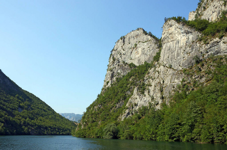 与巨大的岩石景观德里纳河峡谷图片