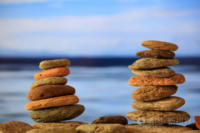 禅宗的石头堆在蓝色的天空和大海背景