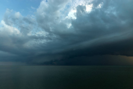 云下雨在海中