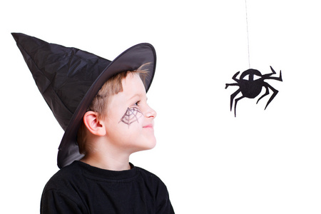 戴女巫帽子的男孩和黑蜘蛛