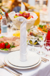 表设置为婚礼宴会在橙色风格。餐巾 开胃菜和葡萄酒的眼镜
