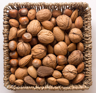 的坚果,木制背景编织篮子编织罂粟籽圆面包干燥装饰性天然豆荚和种子