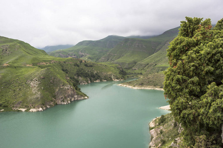 美丽的景色如诗如画湖山峡谷的