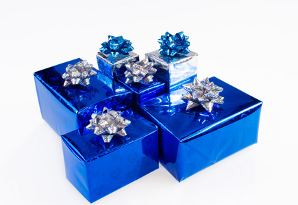 带丝带的蓝色闪亮的礼物盒