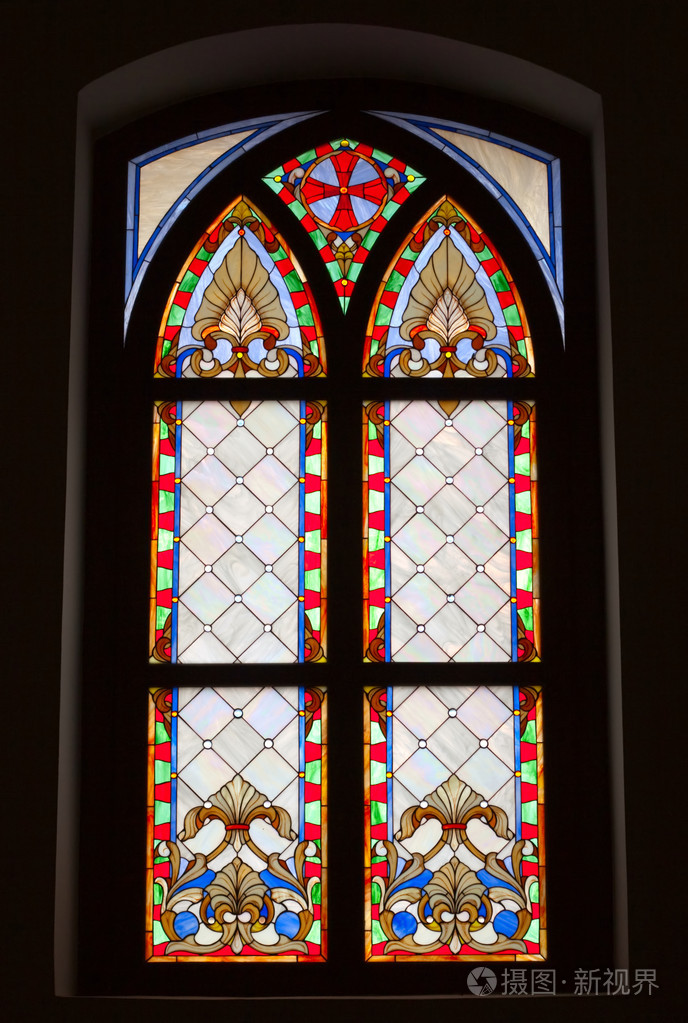 黑色背景彩色玻璃窗
