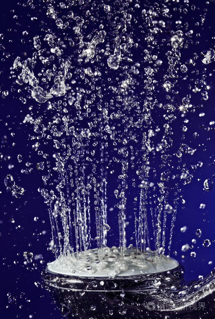 手动淋浴冲洗器,停止运动水滴在深蓝色上