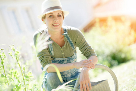 园艺工作的帽子的女人