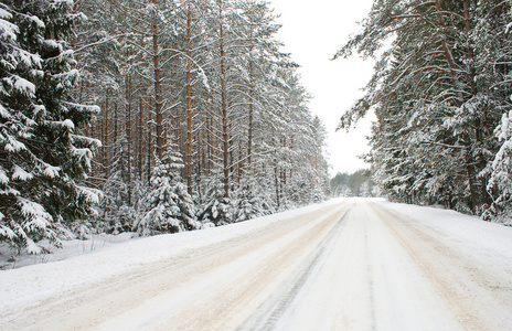 雪地里的乡间小路