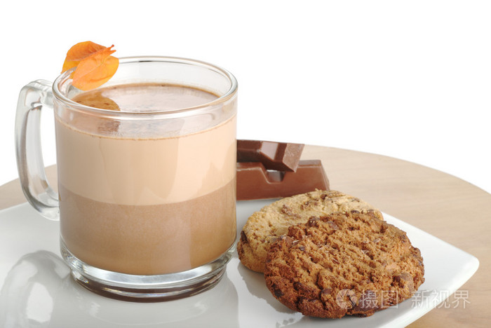 热巧克力加牛奶饼干和巧克力选择性聚焦
