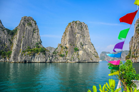 美丽的景色的下龙湾，在东北的越南广宁省，一个非常受欢迎的旅游目的地