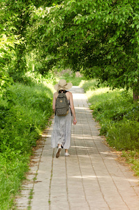 在公园的路上走，背包里的女孩