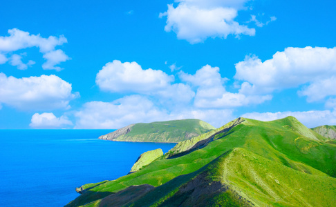 山岭和蓝海湾照片