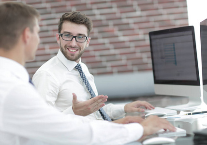 经验丰富的员工讨论工作文件照片