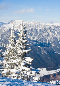 雪下的山脉。 滑雪胜地schladming。 奥地利