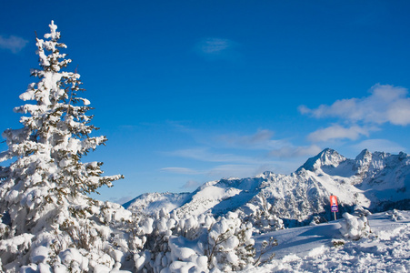 雪下的山脉。 滑雪胜地schladming。 奥地利