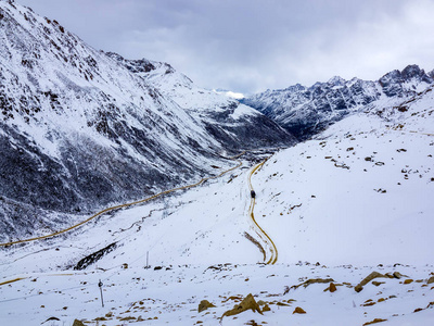 在四川雪山公路的鸟瞰图