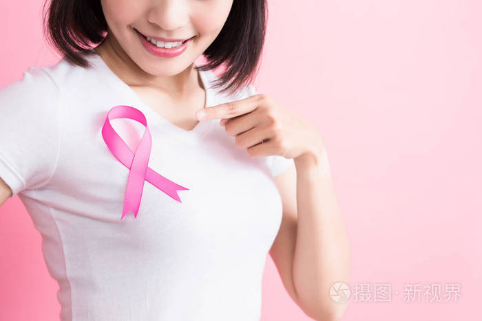 女人显示粉红丝带