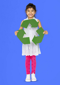 绿色回收标志的女孩