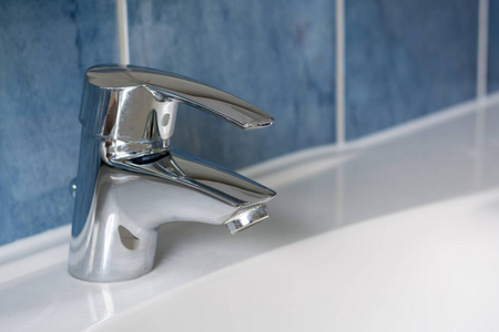从侧面浴室水龙头照片