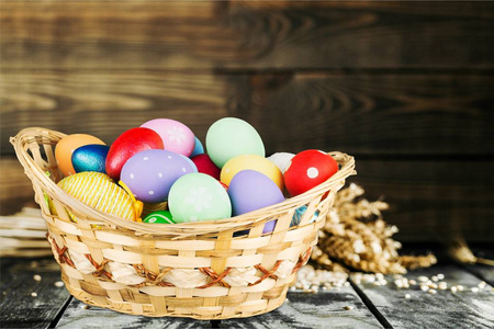 复活节篮子里装满了彩蛋