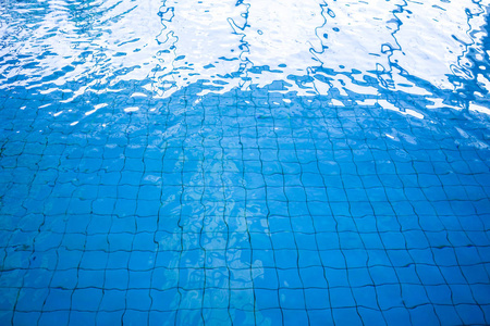 蓝色和明亮的波纹水和表面在游泳池